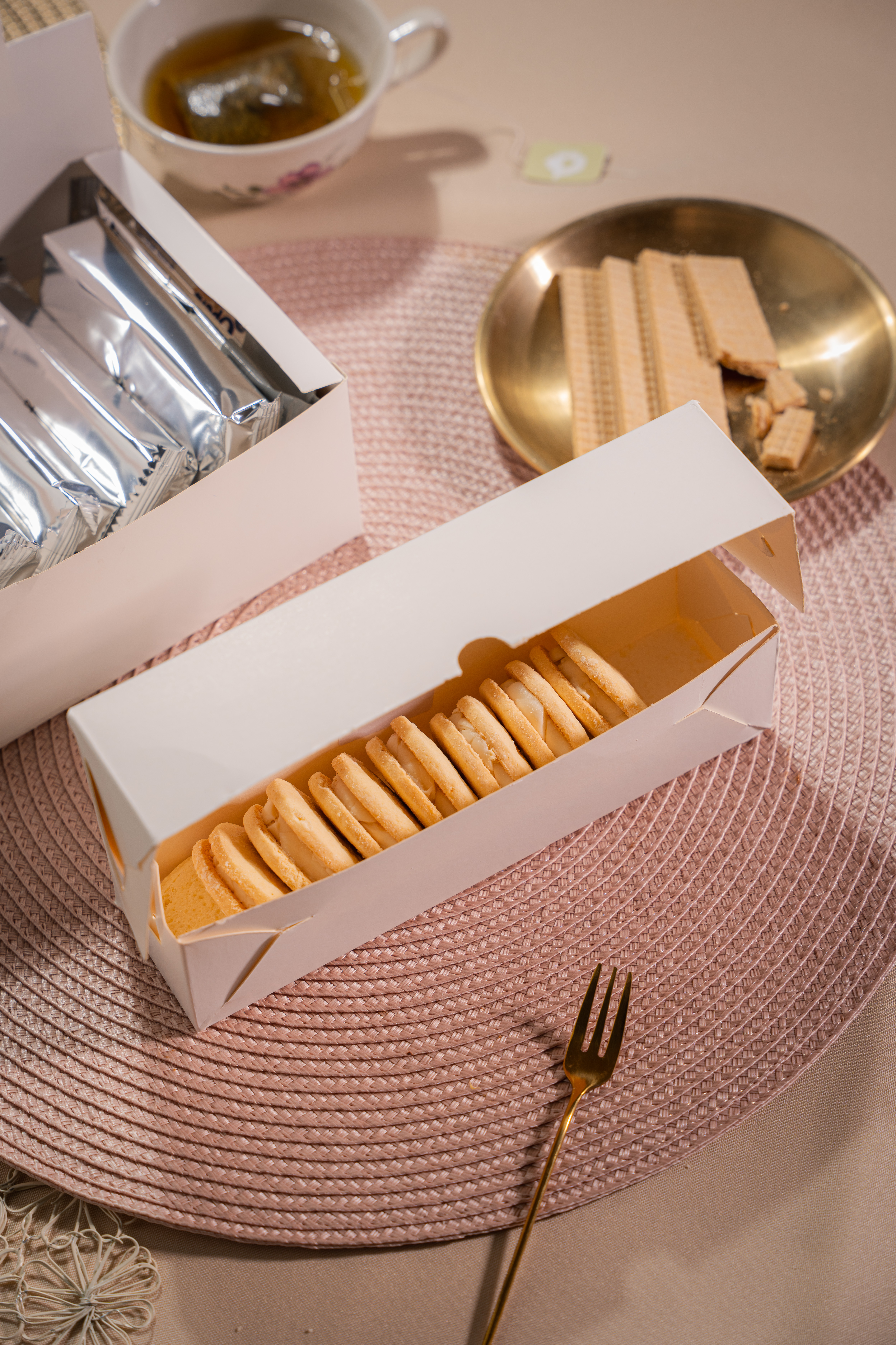 mEP CAJA PARA MACARONS 5-6 UNID CART. BLANCA PERSONALIZADO (20*5*5CM - VISOR) X UNIDAD
