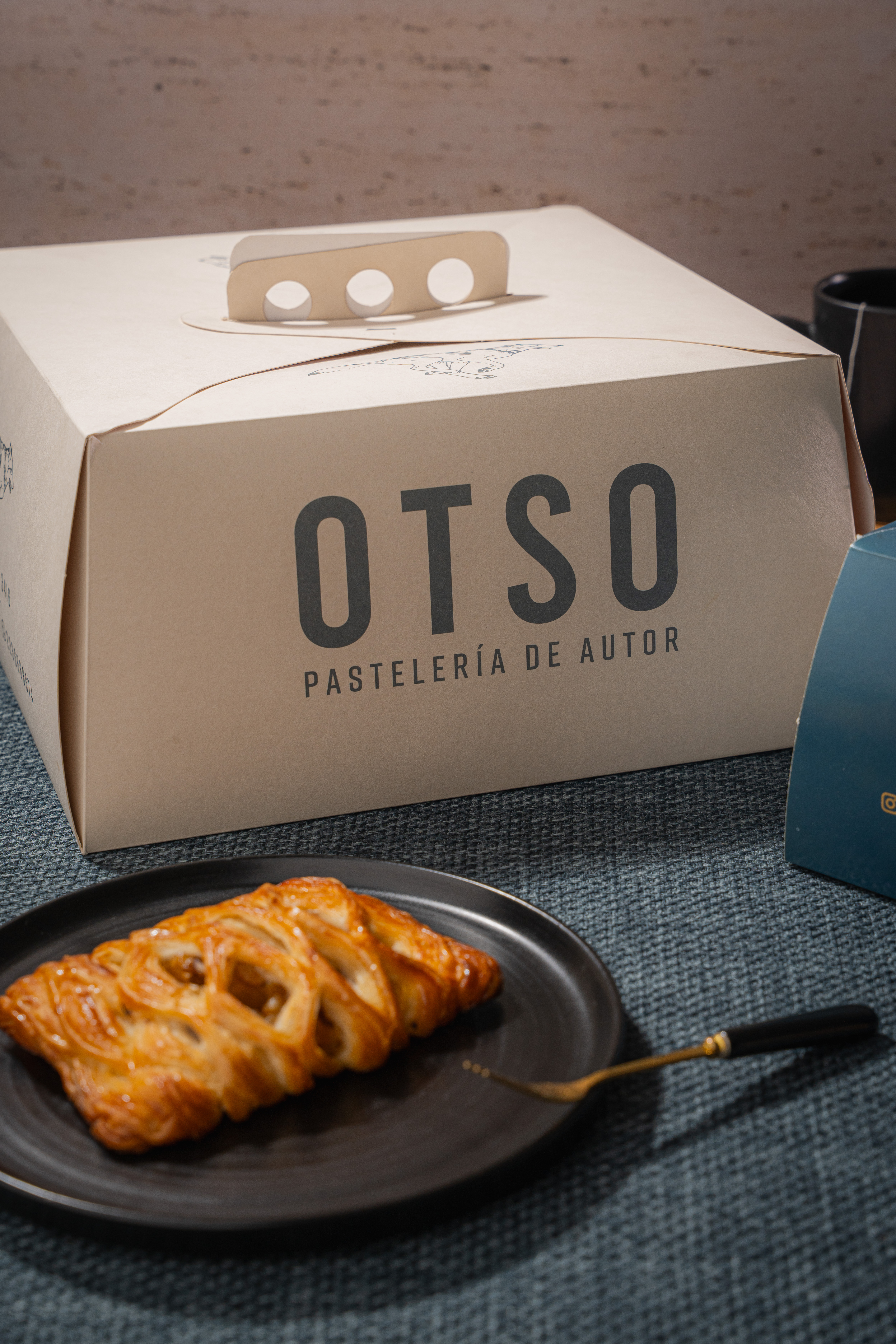 mEP CAJA PARA TORTA CART. BLANCA PERSONALIZADO (31*31*15CM - C/ASA) X UNIDAD