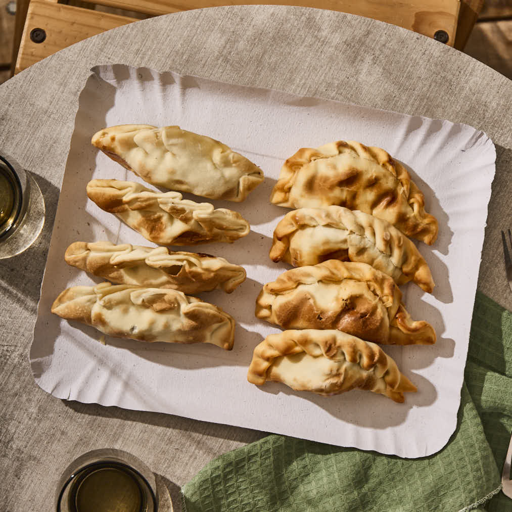 BANDEJA CARTON RECTANGULAR BLANCA LINEA.ROJA Nº7 (26*33CM)*100UNID