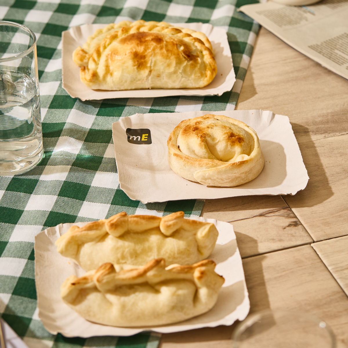 BANDEJA CARTON RECTANGULAR BLANCA LINEA VERDE Nº1 (14*16CM) *100UNID